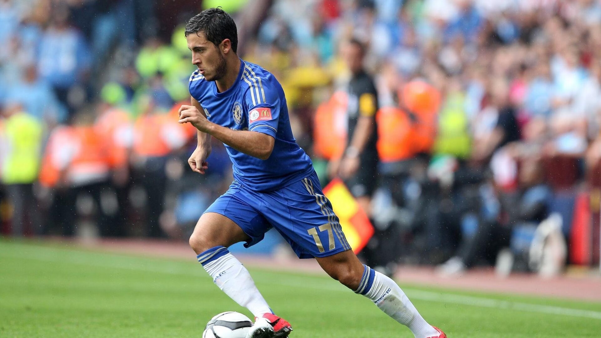 《虚拟偶像荧幕助阵电竞比赛,明星效应持续扩大》,虚拟偶像舞台